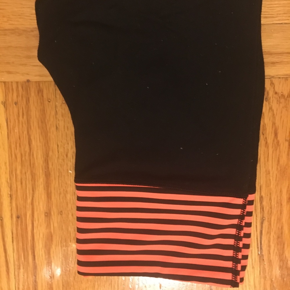 Cropped yoga pants with striped band